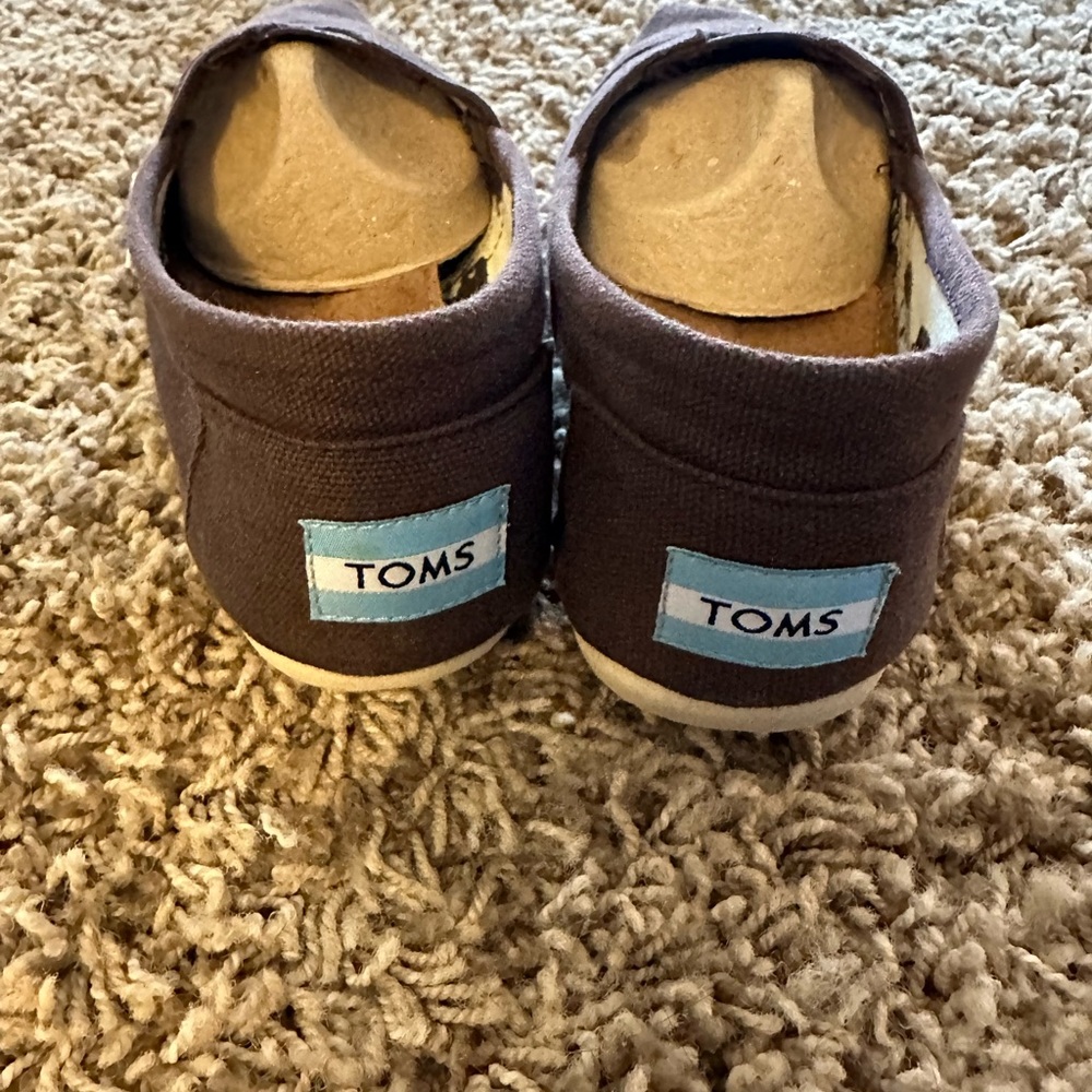 Tom’s classic chocolate canvas shoes. Women’s 7.5 size.